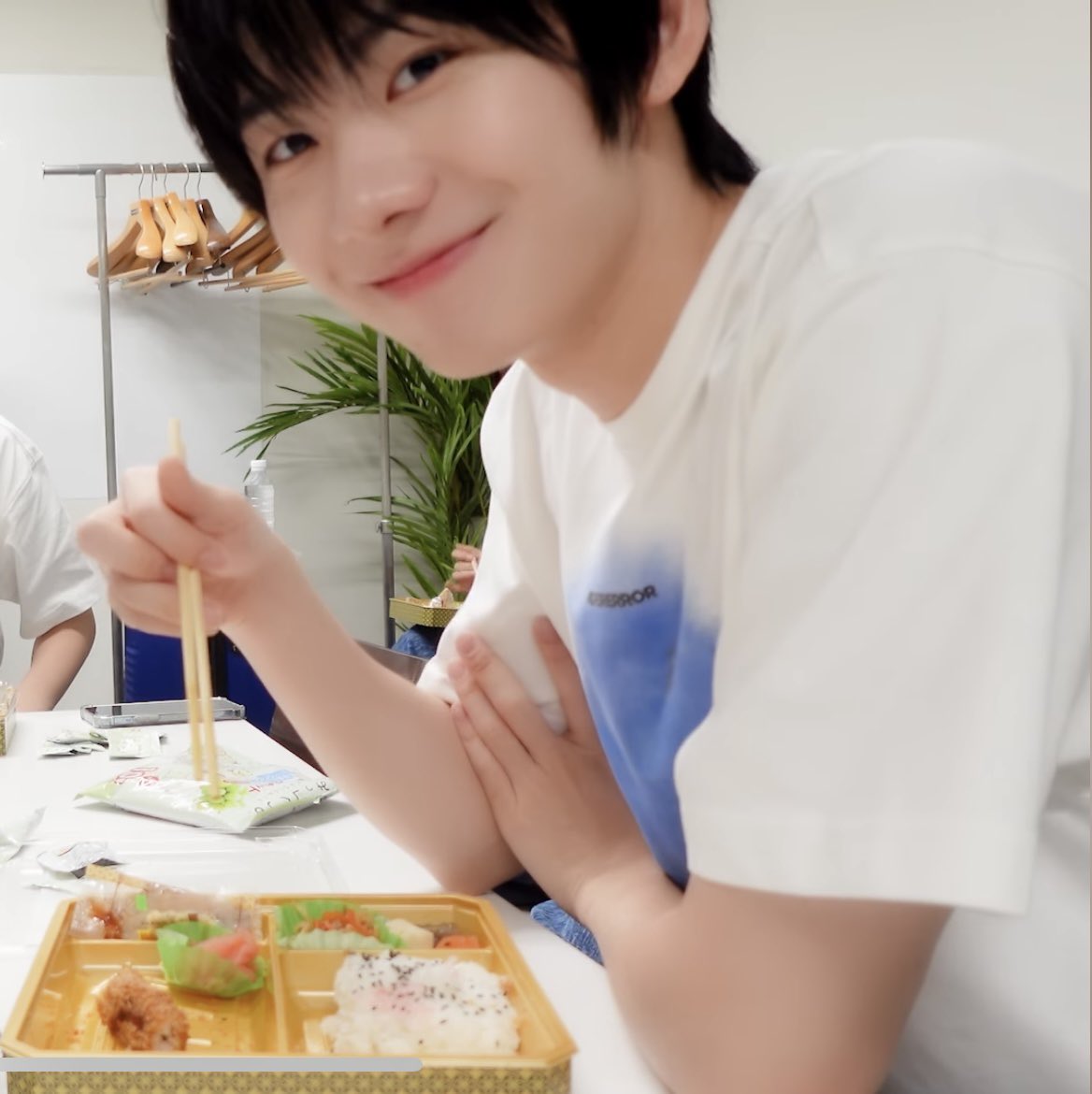 spongebin's tweet photo. i always tjink abt the fact that when u love someone u find them ten times more adorable than ppl who dont rlly like them do and im like hmm bc how do other ppl not get cute aggression towards han bc hes just utterly adorable
#LookAtHim #NoDont https://t.co/AYTLe5evkS