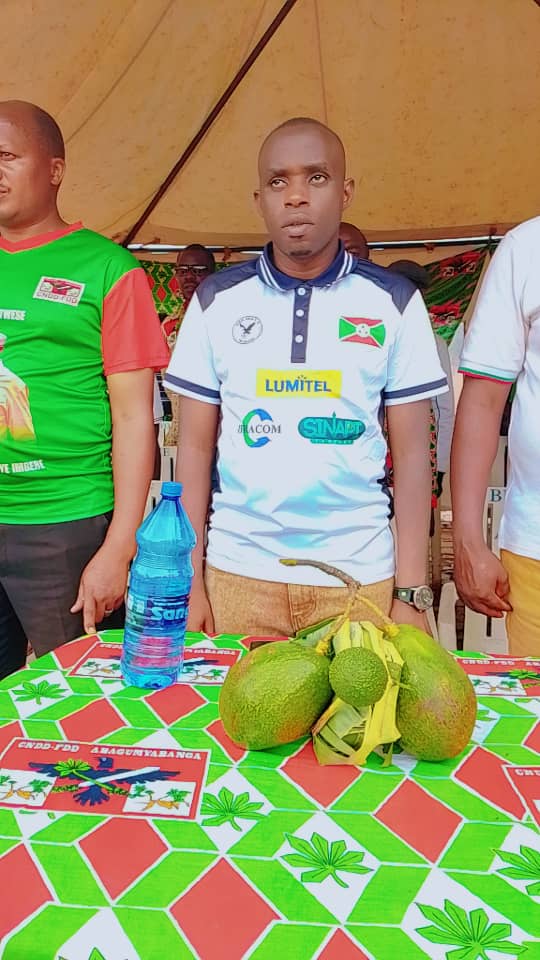 CnddFddButanyer's tweet photo. 02/02/2026 #Bosco_Yakaremye https://t.co/cVMkEMZUD2 #Ngozi yatanguye ingendo mu mazone 12 agize komine, mu ntumbero yo kwisangira abagumyabanga ku kivi, aho yagendeye zone #Ngozi ku mitumba ya #Camugani, #Gisagara, #Muremera, #Gabiro na #Kinyami.
@CnddFdd
@R_Ndikuriyo https://t.co/rCnTRfyb3E