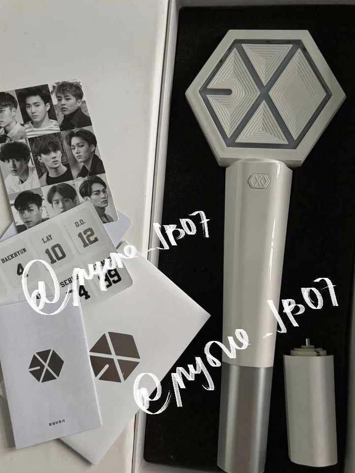myone_JB07's tweet photo. wts lfb ph pls help rt

official EXO lightstick ver 2/eribong
+ gifts (official merch)

⚡️READY TO SHIP⚡️

╰ 1800 + pf &amp; lsf
╰ mint condition 🍃

💳 • bpi/gcash/maya
🚚 • jnt/grab/lala
🧾 • #myone_feedbaek 

# exo xiumin lay suho chen baekhyun chanyeol kyungsoo sehun kai https://t.co/ubHQPCbK2O
