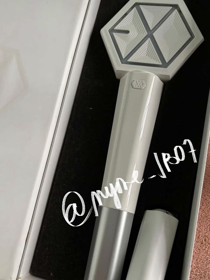myone_JB07's tweet photo. wts lfb ph pls help rt

official EXO lightstick ver 2/eribong
+ gifts (official merch)

⚡️READY TO SHIP⚡️

╰ 1800 + pf &amp; lsf
╰ mint condition 🍃

💳 • bpi/gcash/maya
🚚 • jnt/grab/lala
🧾 • #myone_feedbaek 

# exo xiumin lay suho chen baekhyun chanyeol kyungsoo sehun kai https://t.co/ubHQPCbK2O