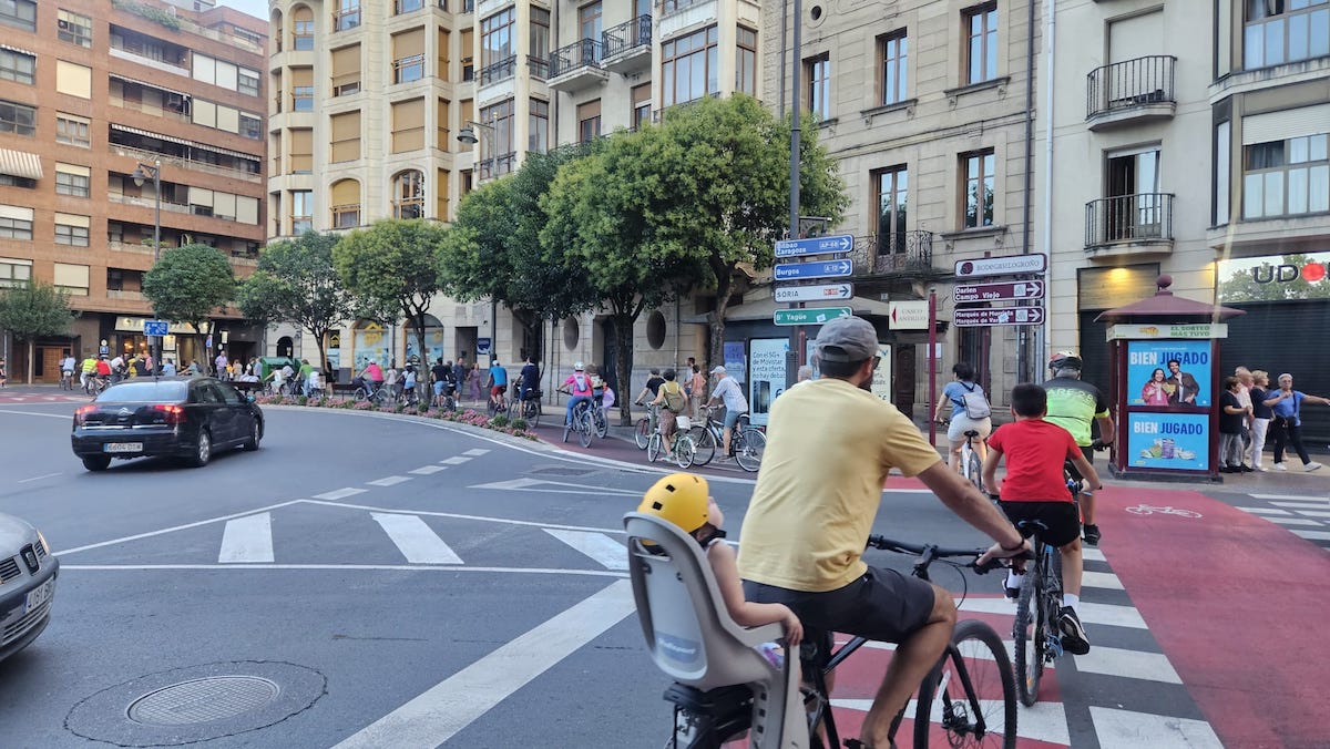 ciudadanabici's tweet photo. @AytoLogrono NUEVO GOLPE A LA MOVILIDAD🚴EN LOGROÑO.
Mientras @conrado_escobar posturea con #BiciLOG, destroza la rotonda ciclista protegida de la #PlazaMurrieta, orgullo de #Logroño.
Inutilizándola durante 30 meses para las obras de un nuevo 🏨de lujo y sin proporcionar ninguna alternativa. https://t.co/bswUH6fyGu