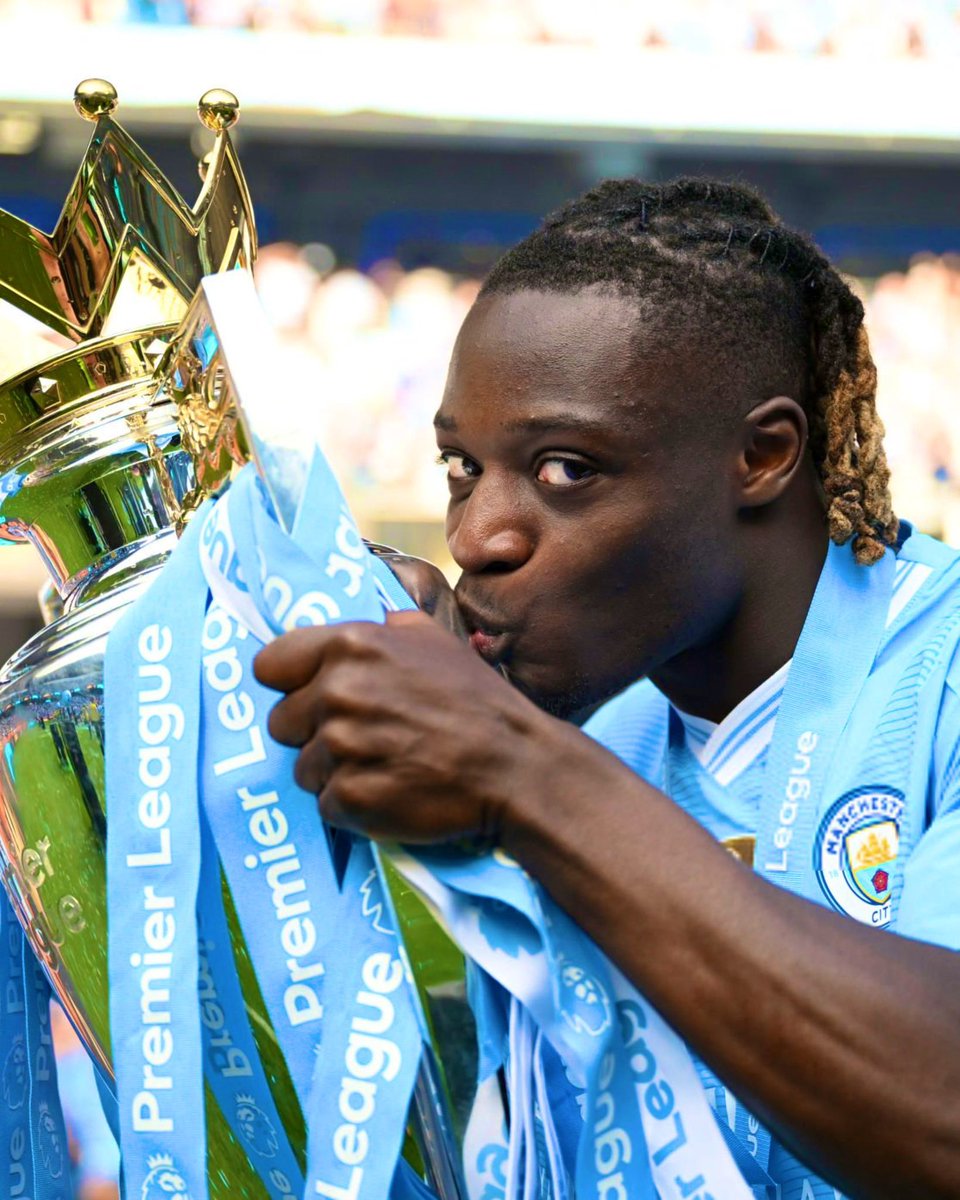 ActuFoot_'s tweet photo. 𝗟𝗘 𝗦𝗧𝗔𝗗𝗘 𝗥𝗘𝗡𝗡𝗔𝗜𝗦 𝗩𝗘𝗡𝗗. 𝗘𝗧 𝗟𝗘𝗦 𝗝𝗢𝗨𝗘𝗨𝗥𝗦 𝗦’𝗘́𝗣𝗔𝗡𝗢𝗨𝗜𝗦𝗦𝗘𝗡𝗧. 🤩❤️🖤

Le classement des meilleures ventes du club… C’EST FORT, QUASIMENT QUE DU TOP PLAYER (le dernier de la liste est 𝗣𝗢𝗧𝗘𝗡𝗧𝗜𝗘𝗟 𝗕𝗔𝗟𝗟𝗢𝗡 𝗗’𝗢𝗥 🌕😭) :

🇫🇷 Jérémy Jacquet - 63 M€ 💰
🇧🇪 Jérémy Doku - 60 M€ 💰
🇫🇷 Désiré Doué - 50 M€ 💰
🇫🇷 Ousmane Dembélé - 35 M€ 💰
🇲🇦 Nayef Aguerd - 35 M€ 💰
🇫🇷 Eduardo Camavinga - 31 M€ 💰
🇸🇳 Ismaïla Sarr - 30 M€ 💰
🇫🇷 Arnaud Kalimuendo - 30 M€ 💰
🇫🇷 Kader Meïté - 30 M€ 💰
🇫🇷 Lesley Ugochukwu - 27 M€ 💰
🇭🇷 Lovro Majer - 25 M€ 💰
🇬🇭 Kamaldeen Sulemana - 25 M€ 💰
🇸🇳 Édouard Mendy - 24 M€ 💰
🇫🇷 Enzo Le Fée - 23 M€ 💰
🇫🇷 Martin Terrier - 20 M€ 💰
🇫🇷 Mathys Tel - 20 M€ 💰
🇩🇿 Amine Gouiri - 19 M€ 💰
🇧🇷 Raphinha - 18,5 M€ 💰