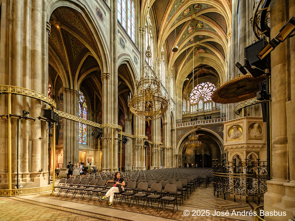 BasbusJose's tweet image. El poder de un objetivo gran angular de 19 mm, permite retratar a una persona sentada en primera fila y dar escala al interior de esta construcción sacra, de estilo neogotico, que es la “Iglesia Votiva del Divino Salvador”, ubicada en Viena, la capital de Austria.