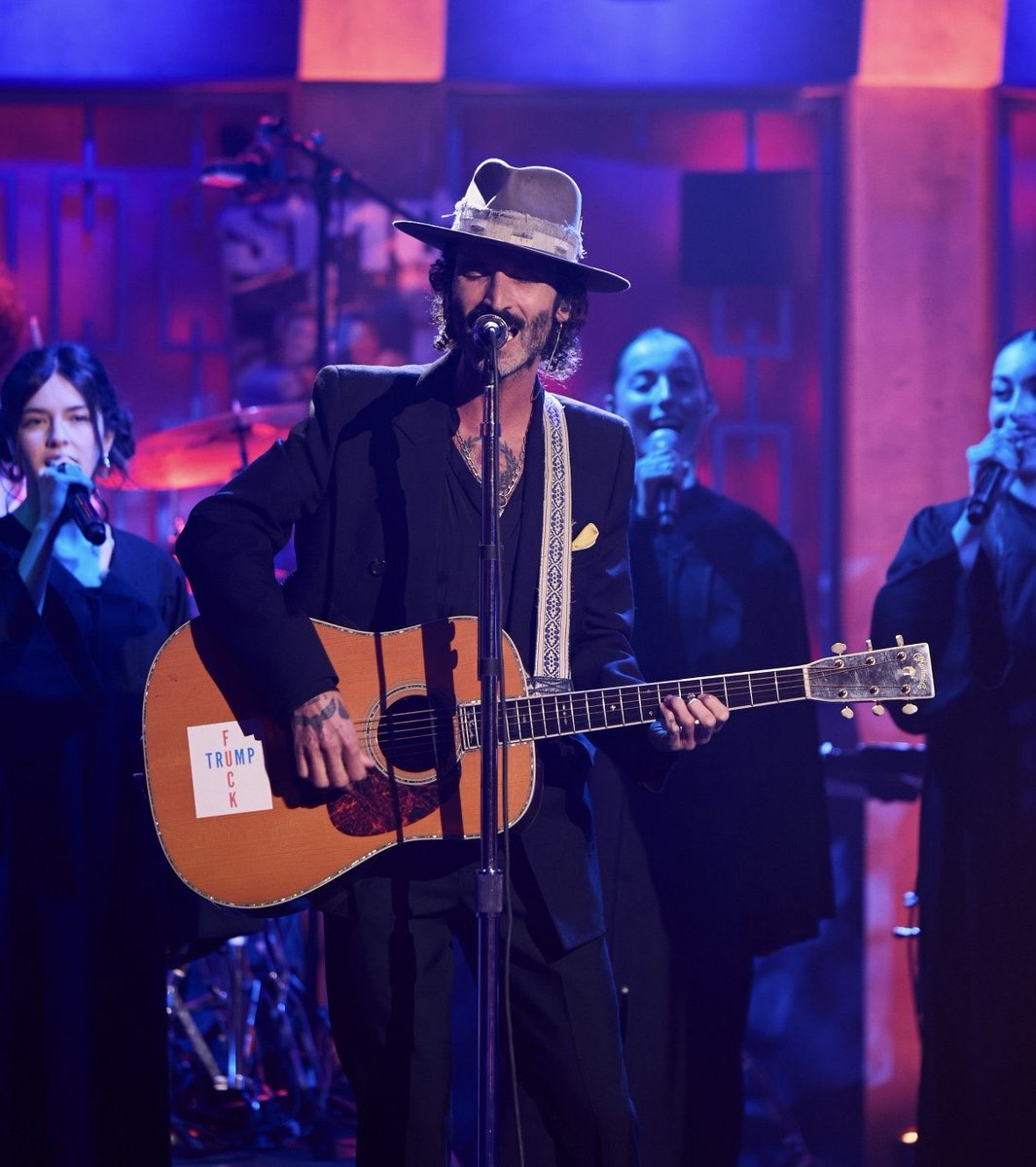 Hasta que me quede sin voz los mensajes se dirán. Y si la garganta falla, su guitarra seguirá cantando fuck Trump. <a href="/Leiva_Oficial/">Leiva Oficial</a> <a href="/LaRevuelta_TVE/">La Revuelta</a> #LaRevuelta