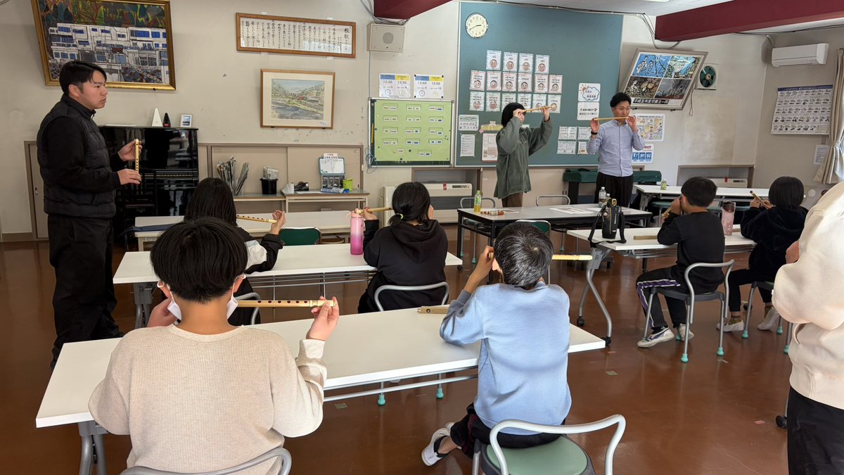taba_maguro's tweet photo. 先週のマルチワーカー。
小学校で篠笛の授業をやりましたが、先月よりも皆さん上手になっていてビックリしました！
子どもの成長は早いものですね…
外は寒い日が続きますが、デイサービスでは穏やかな日々が続いています。
#丹波山村 https://t.co/zCYjnULvGL