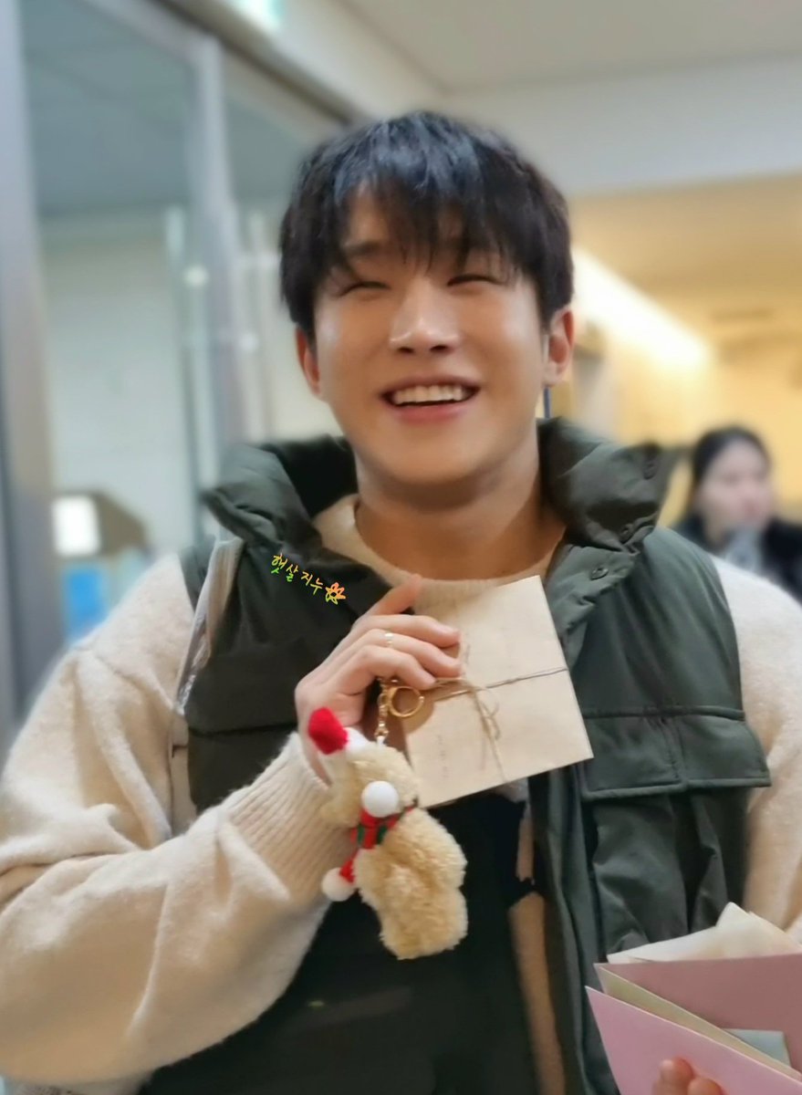 25.2.3 아돌한 출퇴근

진우 보고싶다~
뭐하고 지내는지 알려줄 진우 찾아요~~

#진진 #JINJIN #ジンジン #박진우 #찐디
<a href="/JINJIN_offcl/">JINJIN OFFICIAL</a>