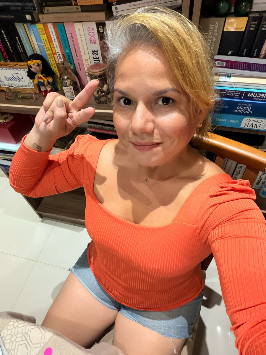 “Nunca me senti só. Gosto de estar comigo mesmo. Sou a melhor forma de entretenimento que posso encontrar.”
(Charles Bukowski)
✨

Assistindo as aulas de segunda até agora!
😊⚖️🚢