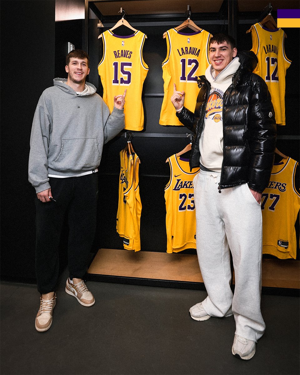 AR & Jake popped by the NBA Team Store in NYC to shop with some local kiddos 🤗