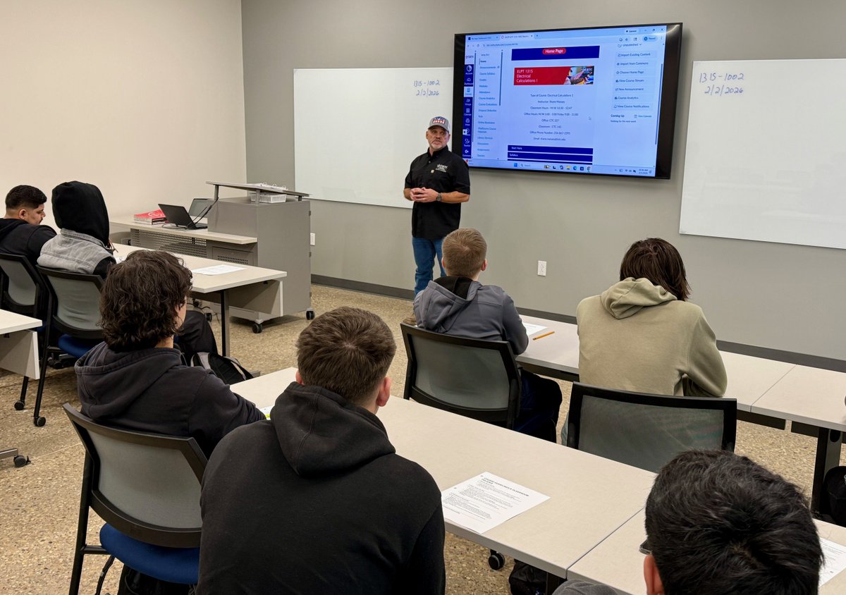 tstcwaco's tweet photo. The Construction Technologies Center opened for students on Monday, Feb. 2, at TSTC’s Waco campus. The building will house the Building Construction, Electrical Construction, HVAC, Plumbing and Pipefitting and Solar Energy programs.

#TSTCproud #WacoTX  #technicaleducation https://t.co/lozTlIlZQu