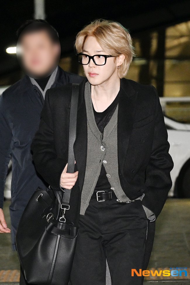 지금부터 지민이에게 반해버린 100가지 이야기를 시작하겠습니다
얼굴.얼굴.예의.얼굴.착장.얼굴.몸매.미소.얼굴.스따일.얼굴.....
#지민이라서좋아
#모든순간지민
#ProudOfYouJimin
#WithJiminTillTheEnd