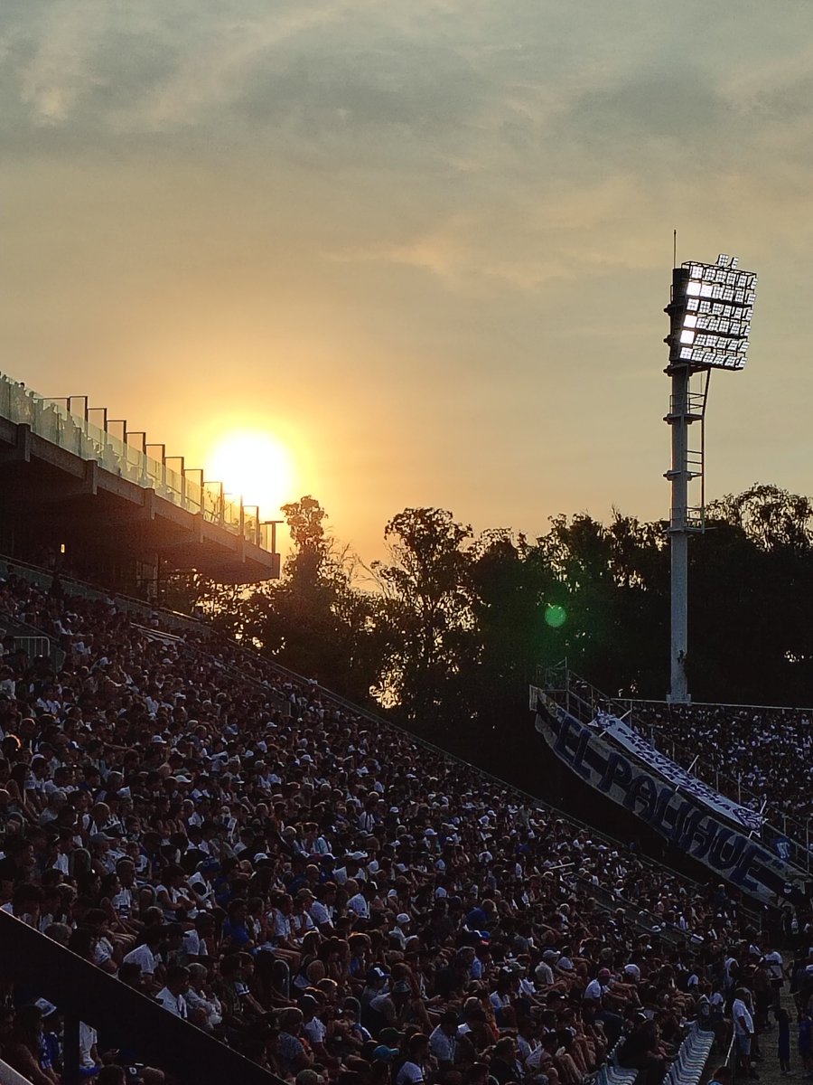 Malu_LaPlata's tweet image. Siempre serán los atardeceres más bellos. #GELP #CGE 3 #Aldosivi 1  Lunes, 17.30 hs. y explotó el Zerillo!!! Basurero sos mi enfermedad 🎶🎶