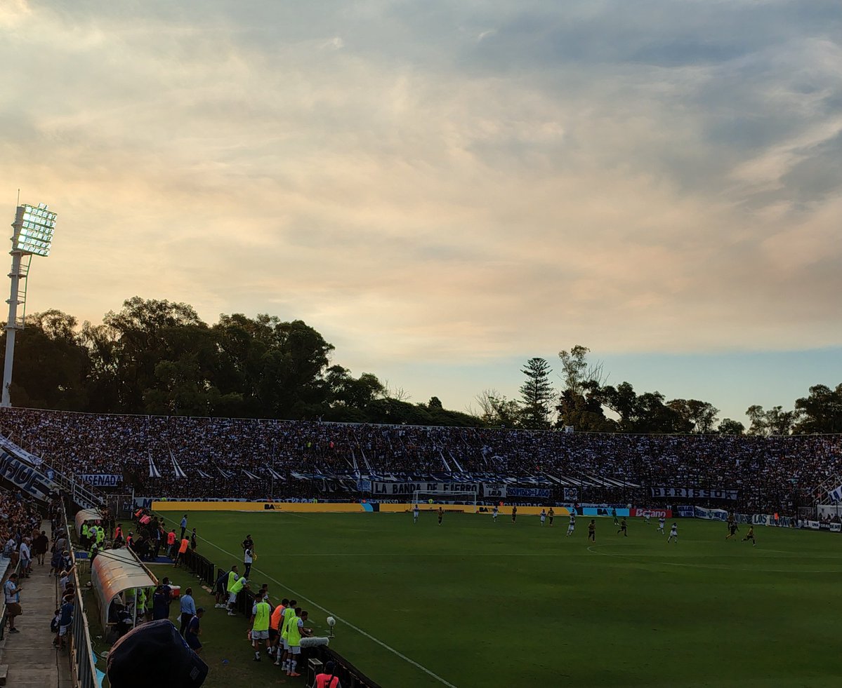 Malu_LaPlata's tweet image. Siempre serán los atardeceres más bellos. #GELP #CGE 3 #Aldosivi 1  Lunes, 17.30 hs. y explotó el Zerillo!!! Basurero sos mi enfermedad 🎶🎶