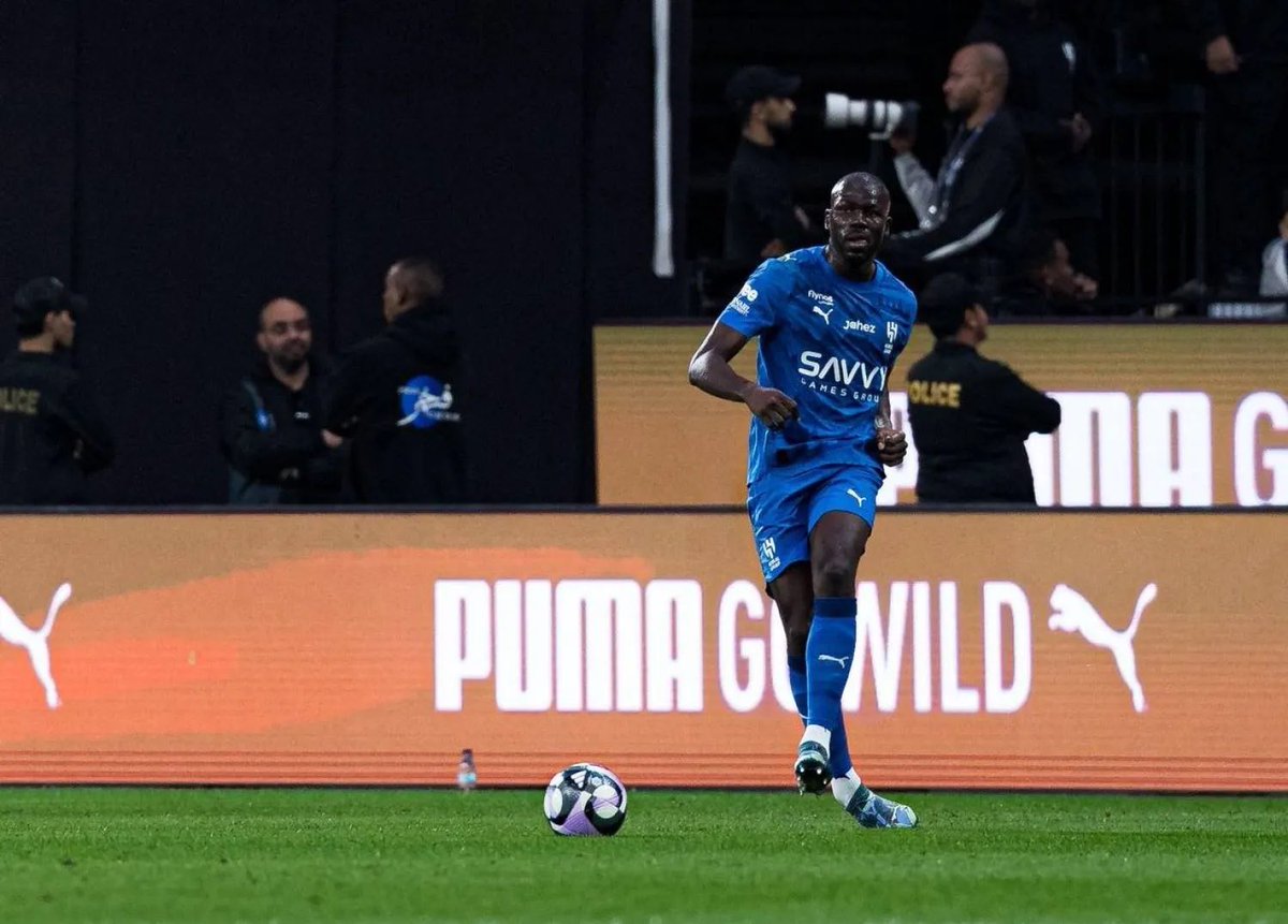 sport24_tv's tweet photo. أكد السنغالي خاليدو كوليبالي مدافع فريق الهلال أن انضمام الفرنسي كريم بنزيمة يمثل إضافة كبيرة للفريق، مشدداً على أن اللاعبين سيعملون على توفير البيئة المناسبة للنجم المخضرم من أجل تقديم أفضل ما لديه https://t.co/Nzsk46nIBc