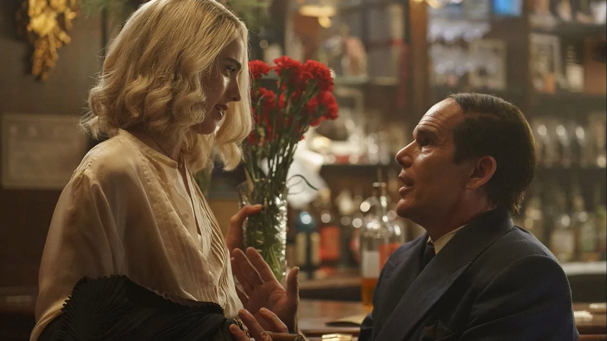 stevejpulaski's tweet image. Richard Linklater has done it yet again. #BlueMoon is an extraordinary movie featuring some beautiful, melodic dialog. It shows the premiere of the Rodgers and Hammerstein musical #Oklahoma thru the eyes of Lorenz Hart, Rodgers' former partner: stevepulaski.com/2026/02/01/blu…