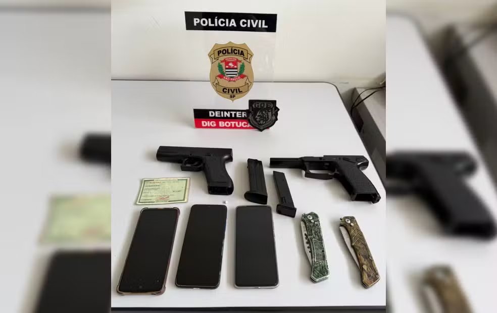 g1bauru's tweet photo. Polícia apreende simulacros e canivetes na casa de adolescente suspeito de planejar atos violentos em SP https://t.co/FiXN4K7uEP #g1 #Botucatu https://t.co/dnnp1JftQA