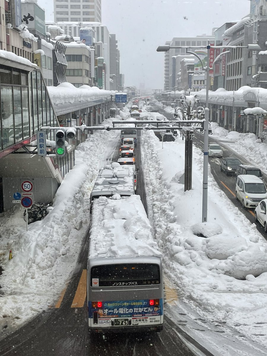megron115_N38's tweet photo. 長岡駅大手口から大手大橋方面は一車線になっています。手前のバスは10分経ってもほぼ動かず。終点の十日町に着くのは何時になることか。 https://t.co/ovCFiXQbAl
