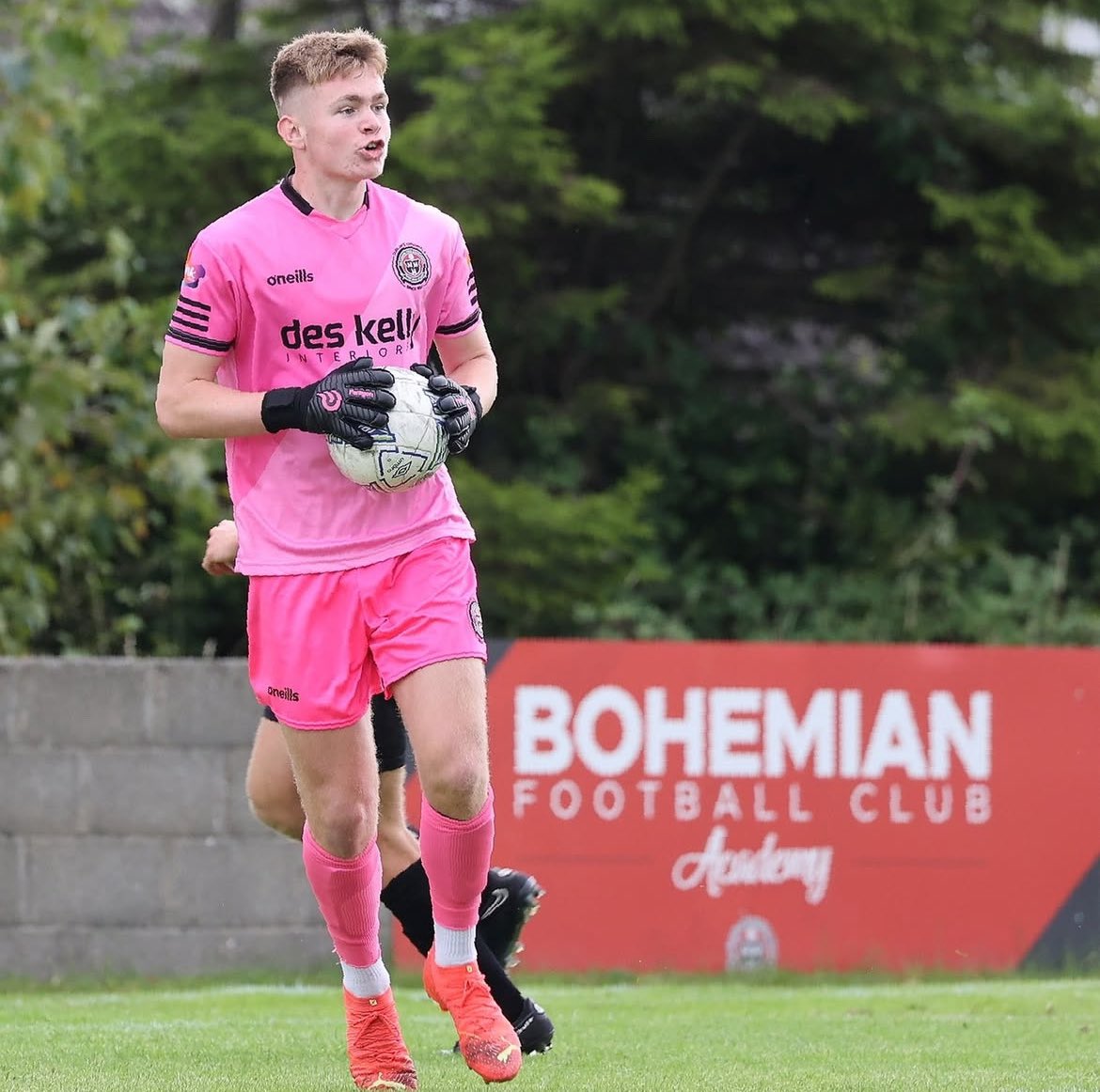 Joe Collins has signed for Swansea City on a permanent deal until June 2027! 🇮🇪🦢

The 18-year-old goalkeeper makes the switch from Bohs to the Swansea academy on a two-and-a-half-year contract. Collins, who progressed through Bray Wanderers' academy before joining Bohs in 2023,