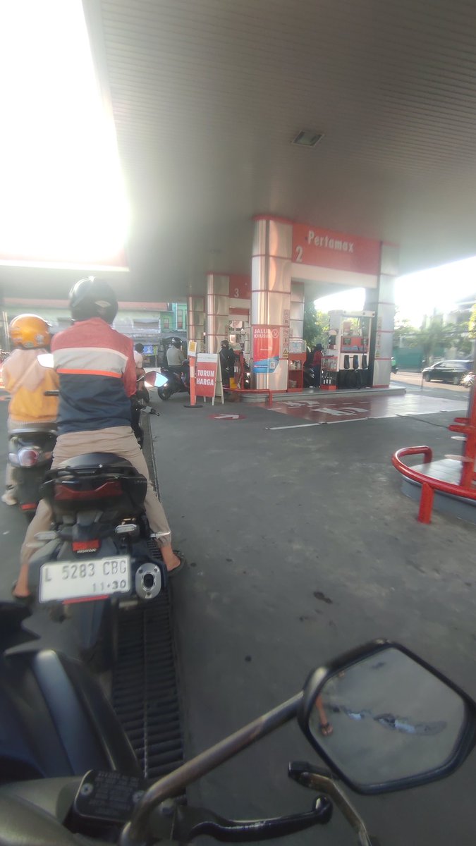 Ekanoerman's tweet photo. Ada karpet merah ditambah tulisan "Jalur Khusus Pertamax" tapi tetep disuruh antri sama yang lain.. gmn min @pertamina https://t.co/RbPe1XtX78