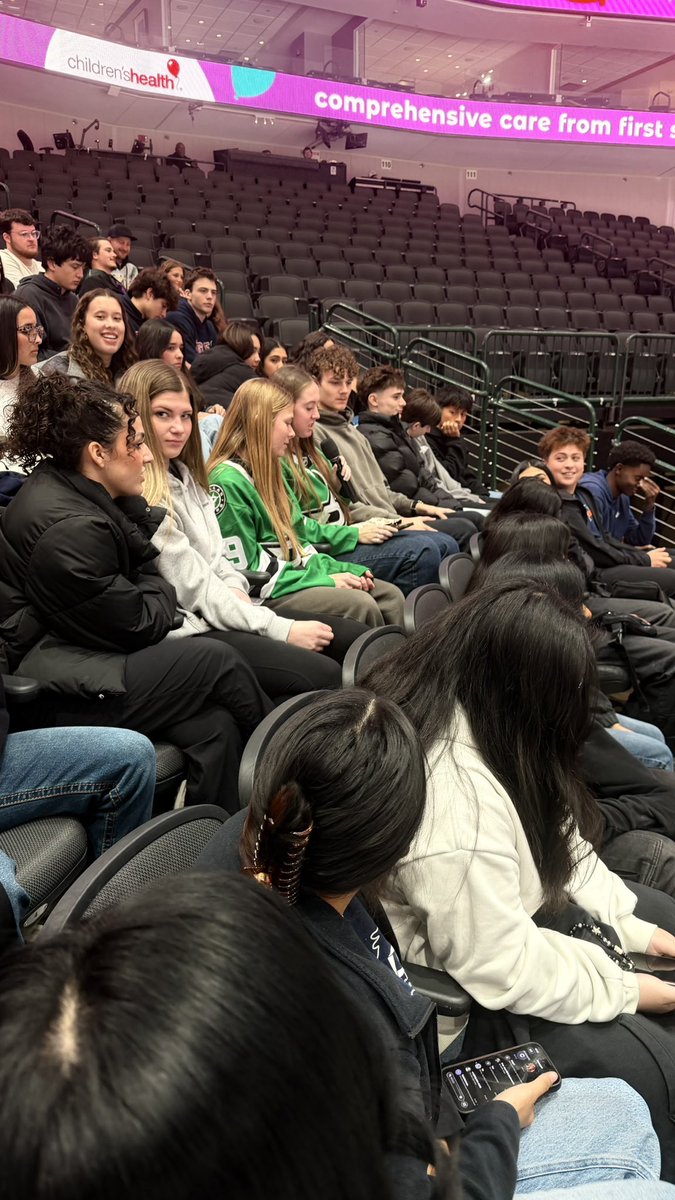 SachseDECA's tweet image. Today was a good day. Thank you @DallasStars, @963kscs, and @995thewolfdfw! 💚🖤#GoTheExtra #RunMustangsRun🐎