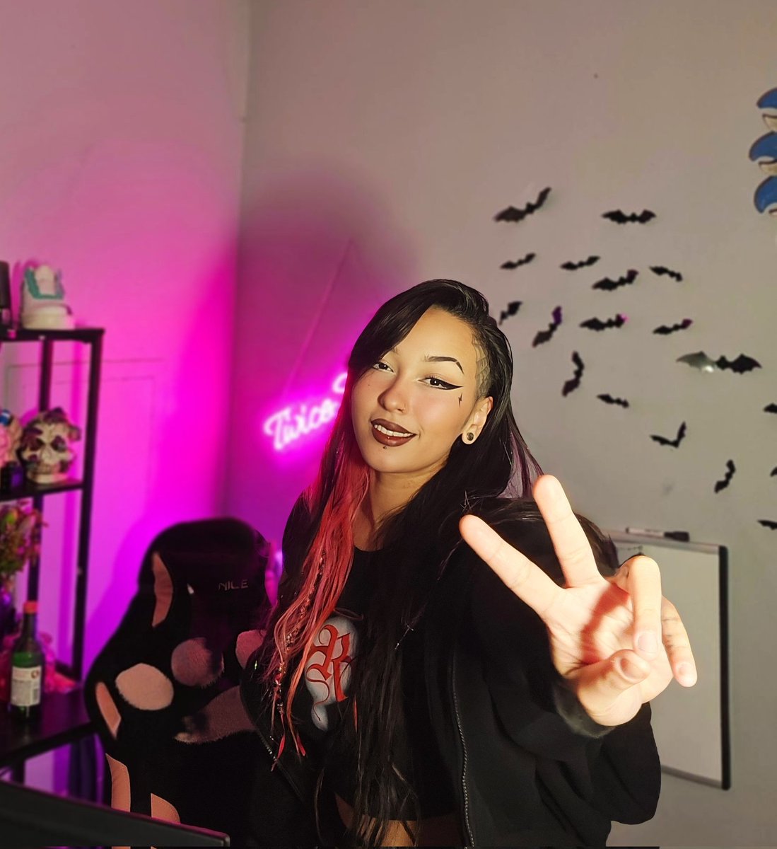 Going live!! 
Rocking my <a href="/Rafazafar82/">RafaZafar</a> merch 🫶🏼
Lfg  arena perps, call of duty, and giveaways pop in!