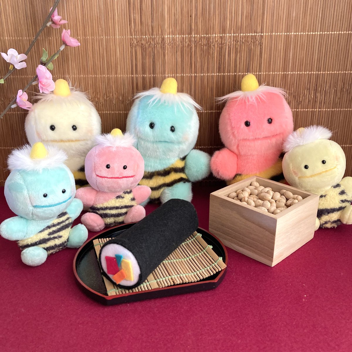 pikapon_pikapon's tweet photo. おはよう！
今日は節分

豆まいて
悪いオニ追い払って
福をたくさん呼び込むよ

大事なことなので
今年も言っちゃいますが

オニの役じゃない
カミナリのこどもには
豆をぶつけてはいけません

豆まきしたあとは
お豆さん食べて
恵方巻き

みんなのところにも
福がいっぱい
来ますように！

#ピカポン #ぬい活