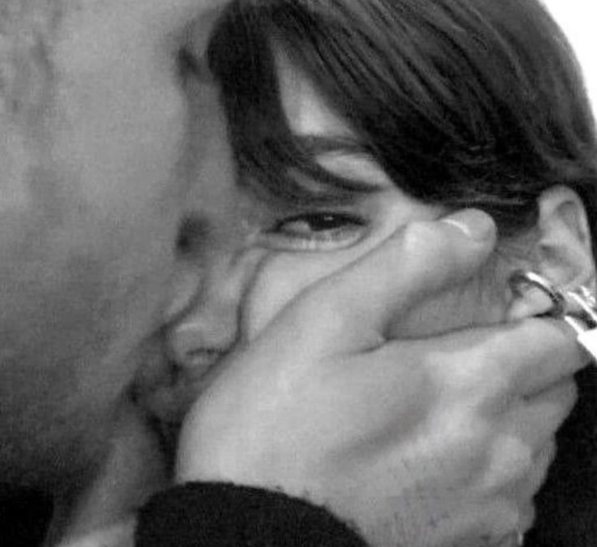 sun7achi's tweet photo. et les bisous sur le nez #miaou https://t.co/9QanRtfifo