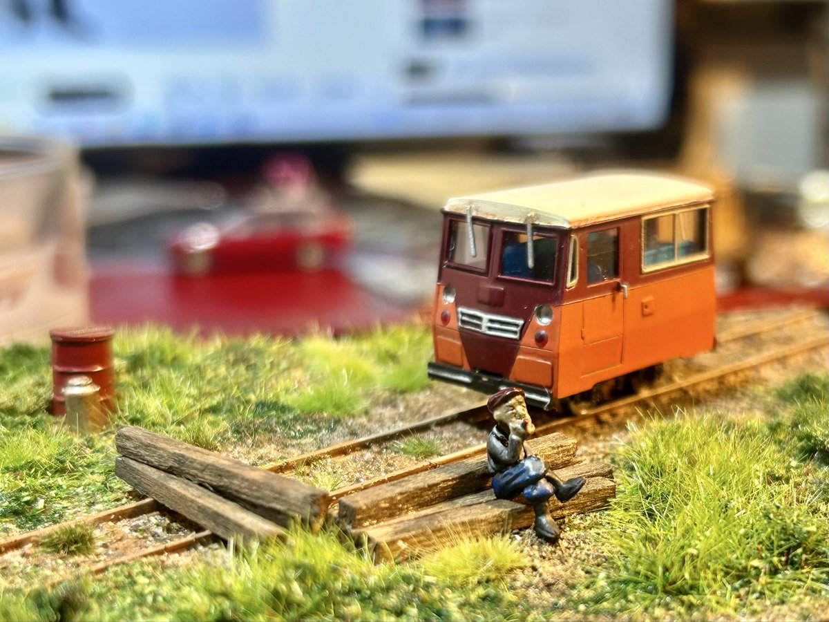 SugiTennensui's tweet photo. 車両展示用ジオラマに、車両を置いてみた♪
レールは9ミリですがHOナロー用としました！
ワールド工芸とモデルワーゲンの車両を配置してみたの画 https://t.co/GaqRwEkYZl
