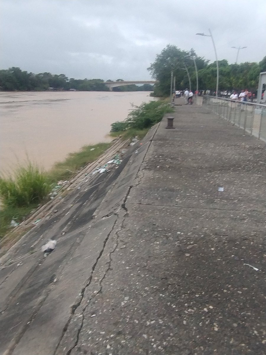 Así se encuentran las antiguas murallas del rio sinu a la altura de la calle 36 y 37 , sobre la ronda del Sinu.
Eso allí es un basurero y  cagadero , ni la alcaldía, ni #Urbaser son dolientes de este centro turístico de #Monteria.
<a href="/monterialcaldia/">Alcaldía de Montería</a> 
<a href="/UrbaserMonteria/">Urbaser Montería</a>