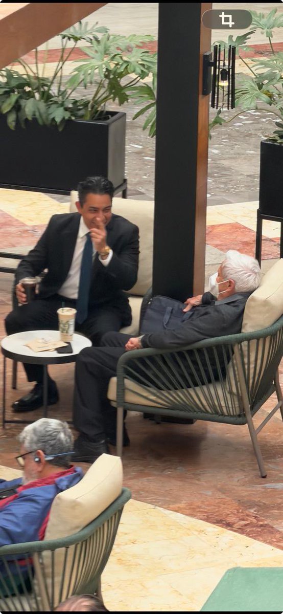 lumendoz's tweet photo. Alerta ‼️ 🔔 increíblemente el acusado de corrupto, acosador laboral y sexual y violador , De la Fuente, ex @cnbvmx va seguido a operar a #PlazaInn. Le bajan papeles y firma y da instrucciones. Lo que se ve no se juzga y está muy desmejorado. Cc @hacienda_mx @SATMX @AsocBancosMx @Banxico
