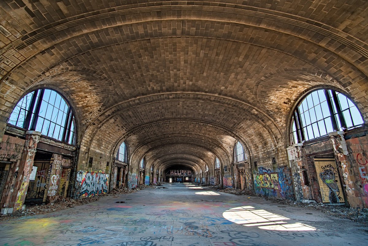 ExploresMr's tweet image. The grandeur of the long-abandoned Buffalo Central Terminal (Buffalo, New York), captured in the winter of 2024. It officially closed in 1979, ending 50 years of service as a major passenger rail hub. Today, it reminds us of what rail travel in the United States once was...