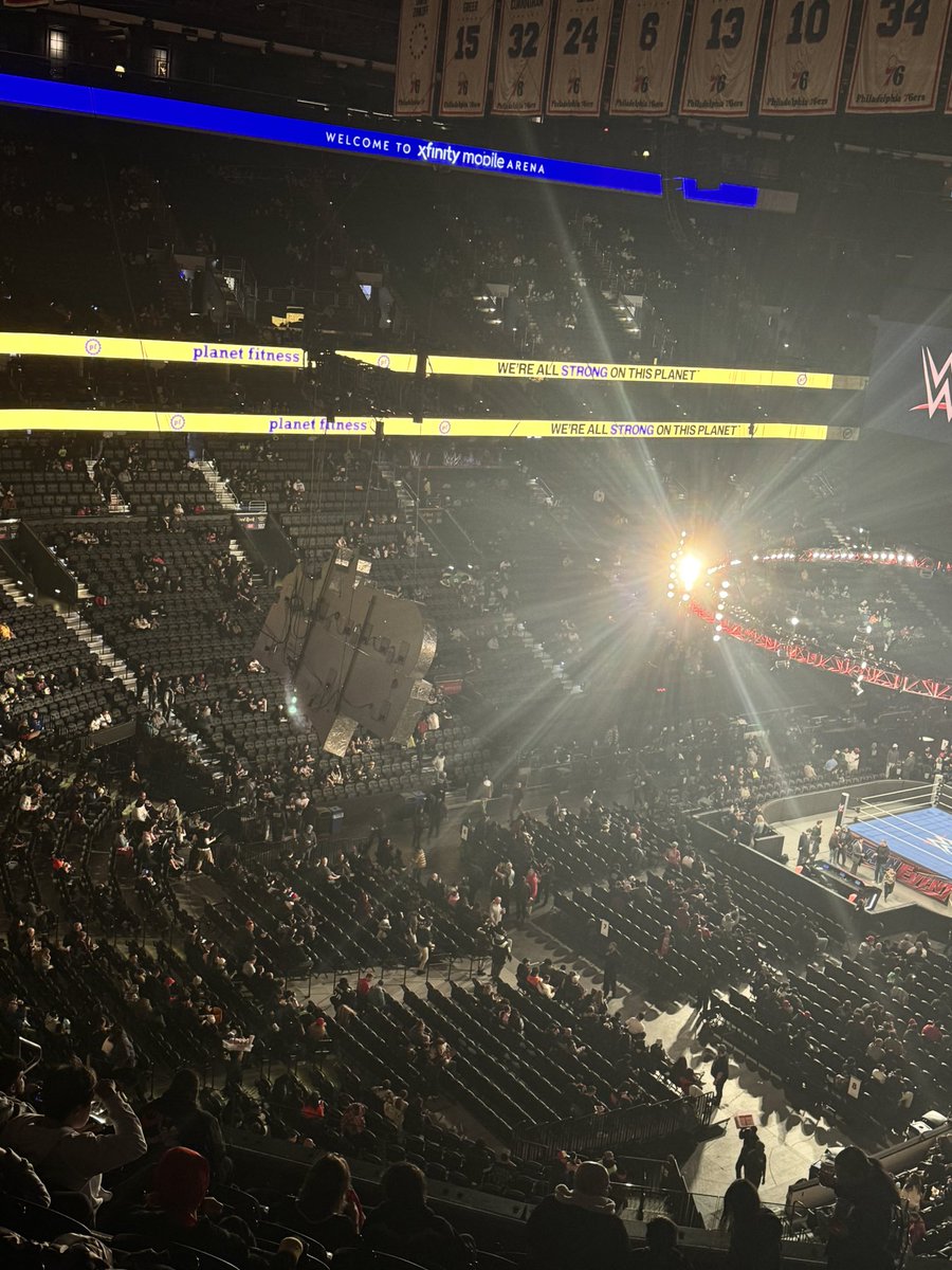 Is….is the #WrestleMania sign just a big styrofoam board? #WWERaw