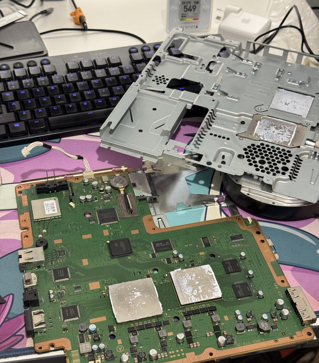 briannvalente's tweet photo. ❓ Sabías que para cambiar la pila que mantiene la hora en la PS3 tenés que desarmar la consola COMPLETA?? casi me vuelvo loco, un hdp el que la diseñó. Aproveché y le cambie la pasta térmica también 🤙🏻 https://t.co/7r8AY99ys8