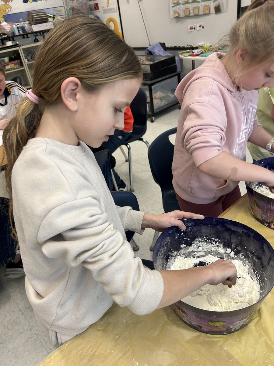ms_james12's tweet photo. Science Lab fun! Lots of fun learning about mixtures.👩‍🔬🧪🧑‍🔬 https://t.co/ZPSOz741j6