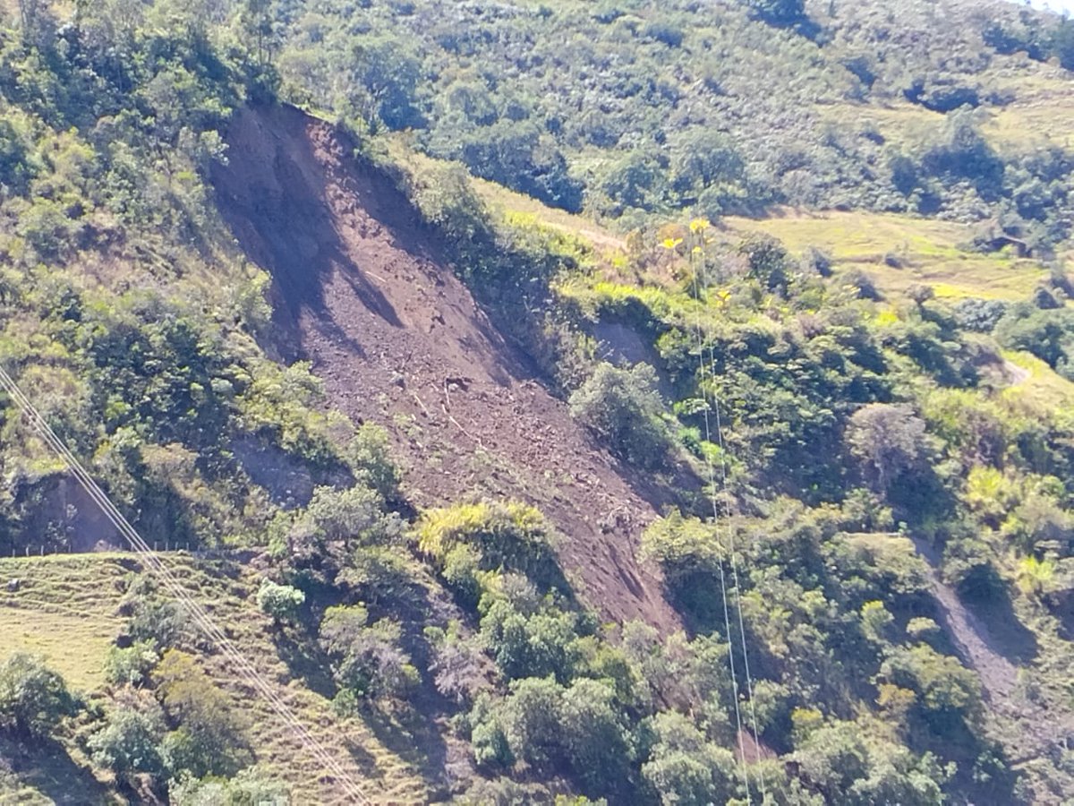 #Urgente Fuertes lluvias provocan varias emergencias en #Santander. Hay emergencias en la vía San Miguel - Capitanejo por derrumbes de tierra. También incrementaron su caudal los ríos Fonce, Suárez y Mardalena. #Lluvias #Emergencia #Bucaramanga