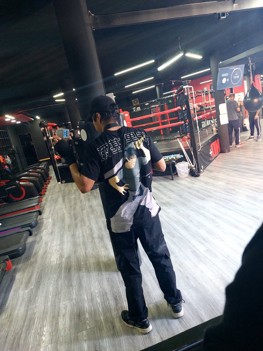 Se entreno duro hoy con la del Chambas Toji Fushiguro
Btw fueron 2hrs de entrenamiento 
 Casi muero en mi 3er dia. 🫠🫠🫠