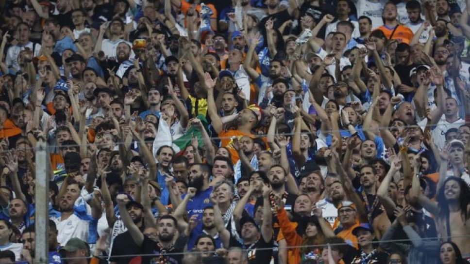 ActuFoot_'s tweet image. 🚨🚨 "𝗢𝗡 𝗩𝗔 𝗩𝗢𝗨𝗦 𝗘𝗡𝗖𝗢𝗨𝗥𝗔𝗚𝗘𝗥 !" 

"𝗜𝗡𝗧𝗘𝗥𝗗𝗜𝗖𝗧𝗜𝗢𝗡 𝗗𝗘 𝗣𝗘𝗥𝗗𝗥𝗘 𝗙𝗔𝗖𝗘 𝗔̀ 𝗥𝗘𝗡𝗡𝗘𝗦 !"

La réunion dirigeants-entraîneur-joueurs-supporters du côté de l’OM 𝗔 𝗗𝗨𝗥𝗘́ 𝟭𝗛𝟯𝟬 𝗘𝗧 𝗔 𝗘́𝗧𝗘́ "𝗣𝗟𝗨𝗧𝗢̂𝗧 𝗖𝗔𝗟𝗠𝗘" à la veille d’un…