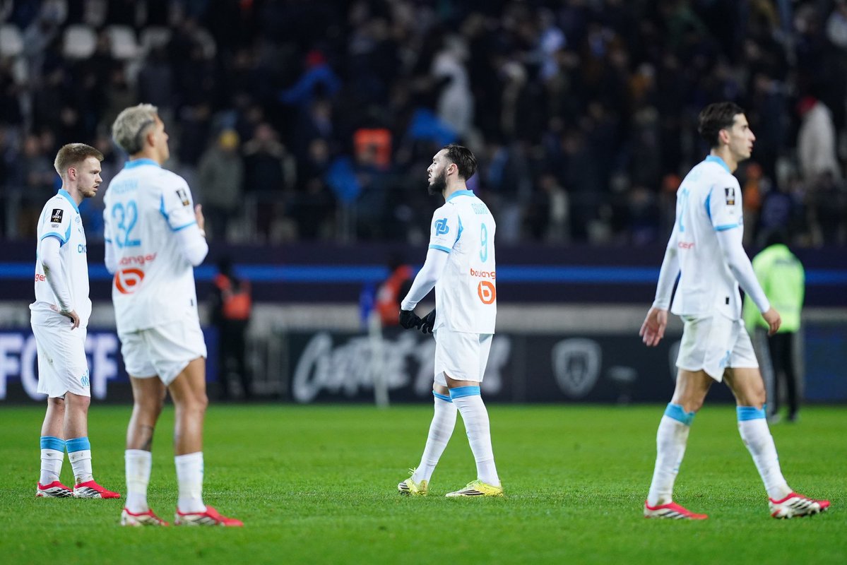 ActuFoot_'s tweet image. 🚨🚨 "𝗢𝗡 𝗩𝗔 𝗩𝗢𝗨𝗦 𝗘𝗡𝗖𝗢𝗨𝗥𝗔𝗚𝗘𝗥 !" 

"𝗜𝗡𝗧𝗘𝗥𝗗𝗜𝗖𝗧𝗜𝗢𝗡 𝗗𝗘 𝗣𝗘𝗥𝗗𝗥𝗘 𝗙𝗔𝗖𝗘 𝗔̀ 𝗥𝗘𝗡𝗡𝗘𝗦 !"

La réunion dirigeants-entraîneur-joueurs-supporters du côté de l’OM 𝗔 𝗗𝗨𝗥𝗘́ 𝟭𝗛𝟯𝟬 𝗘𝗧 𝗔 𝗘́𝗧𝗘́ "𝗣𝗟𝗨𝗧𝗢̂𝗧 𝗖𝗔𝗟𝗠𝗘" à la veille d’un…