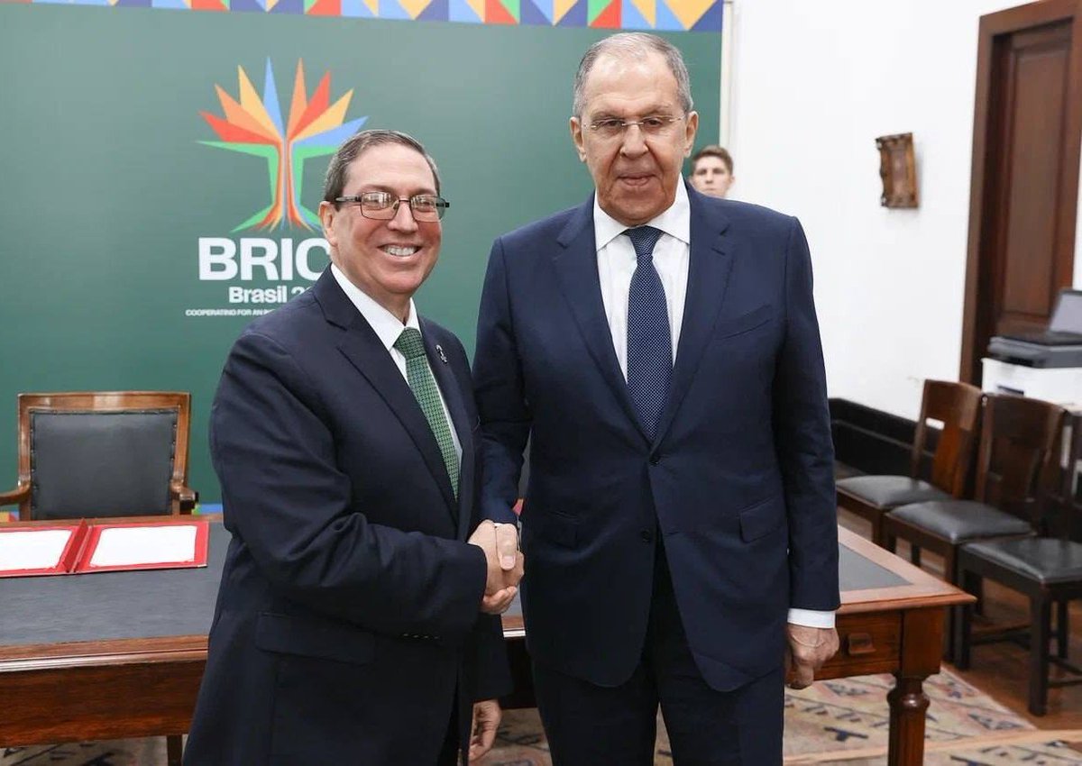 Conversé telefónicamente con el querido amigo Serguéi Lavrov, Canciller de #Rusia.

Agradecí la solidaridad y el histórico y firme rechazo de su Gobierno a las políticas criminales y de asfixia económica de EEUU contra el pueblo cubano.

Intercambiamos sobre la actualidad