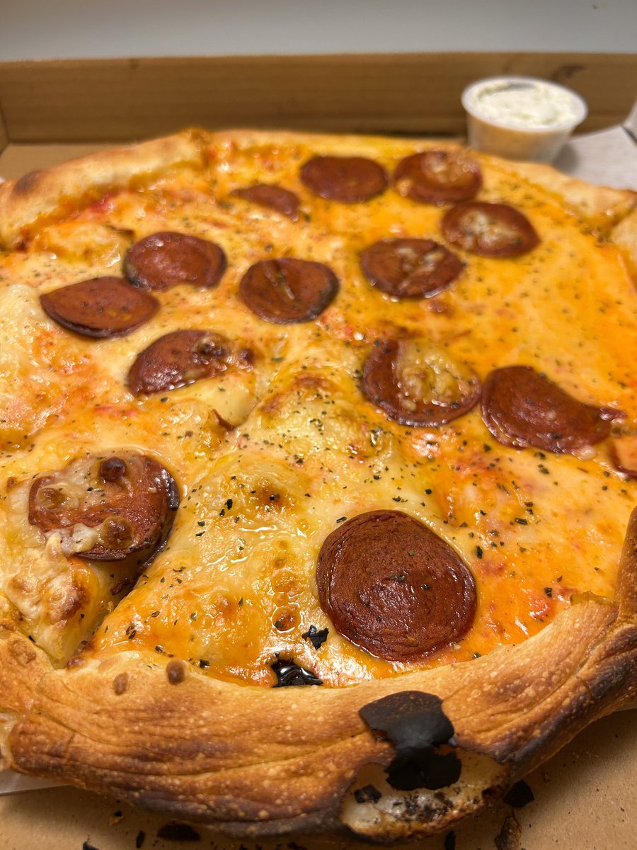 vegdidi's tweet photo. was craving comfort food so I got:
vegan pepperoni pizza🍕
biscoff caramel donut🍩 

was soooo good! https://t.co/i87k8DxQHl