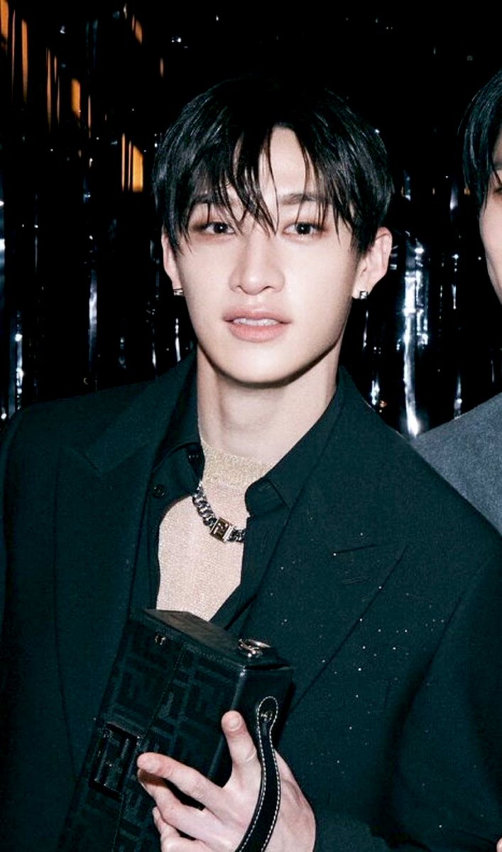 uroooooooong's tweet photo. 맞아 요즘 금발찬이 스타일링 넘 찰떡이고 귀여운거섹시한거터프한거날티나는거댄디한거 안어울리는거없이 싹다 잘어울리는데다가 얼굴에서 빛이나고 말도 안되게 잘생겨서 좋다가도 한번씩 흑발찬이빔 맞으면 난또 소녀가 되어버리는거지…☺️ https://t.co/NacnOViuPy