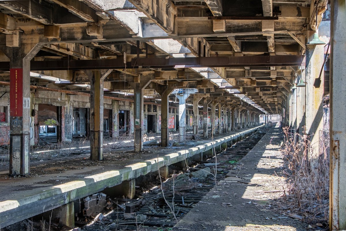 ExploresMr's tweet image. The grandeur of the long-abandoned Buffalo Central Terminal (Buffalo, New York), captured in the winter of 2024. It officially closed in 1979, ending 50 years of service as a major passenger rail hub. Today, it reminds us of what rail travel in the United States once was...
