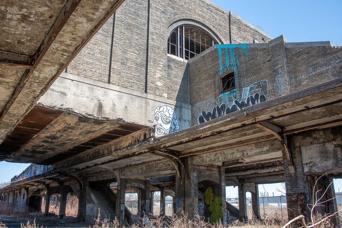 ExploresMr's tweet image. The grandeur of the long-abandoned Buffalo Central Terminal (Buffalo, New York), captured in the winter of 2024. It officially closed in 1979, ending 50 years of service as a major passenger rail hub. Today, it reminds us of what rail travel in the United States once was...