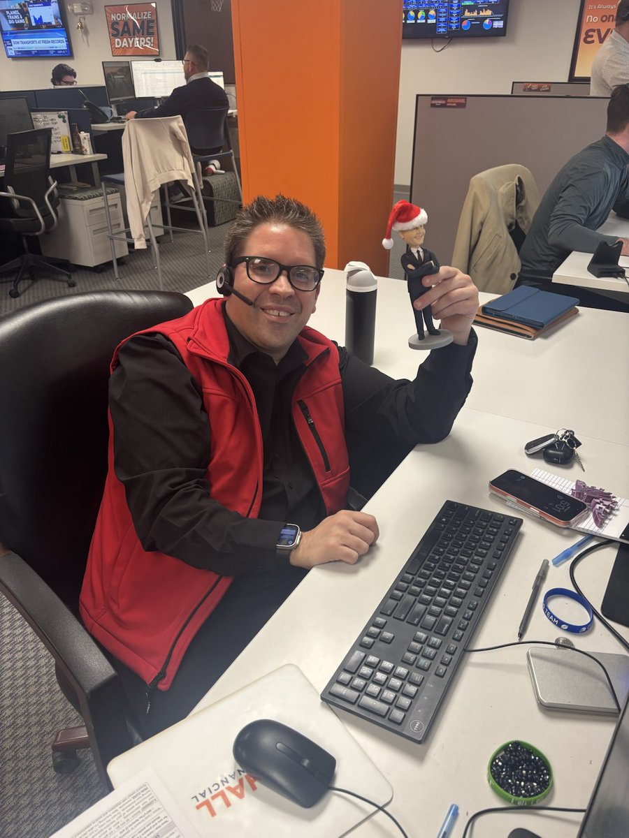 DrewLaneShow's tweet photo. Wait…it’s the David Hall Bobblehead and ⁦@JimBentley22⁩ is not holding it? It looks like Jeff Hambright BEAT Jim for January and now is the Bobblehead holder! Congrats to Jeff https://t.co/3odrvGYKgw
