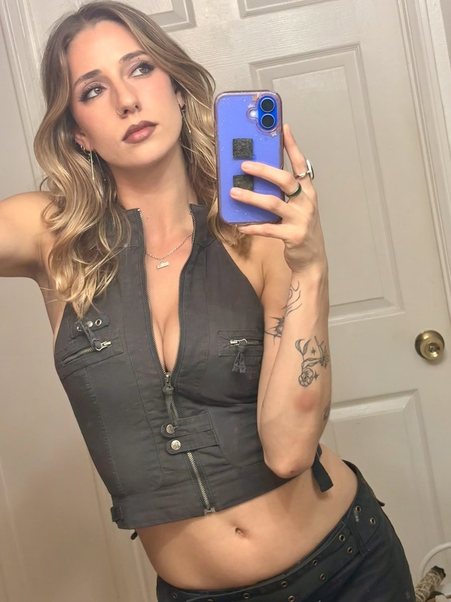 MaraAnne24's tweet photo. this is such a haunted ass app that I only come back to when things are bleak but at least I’m sober https://t.co/qFysBqTPqt