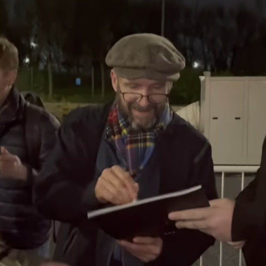 kriSThom_'s tweet image. 퇴근길에서는 예쁘게 베레모를 쓴다고