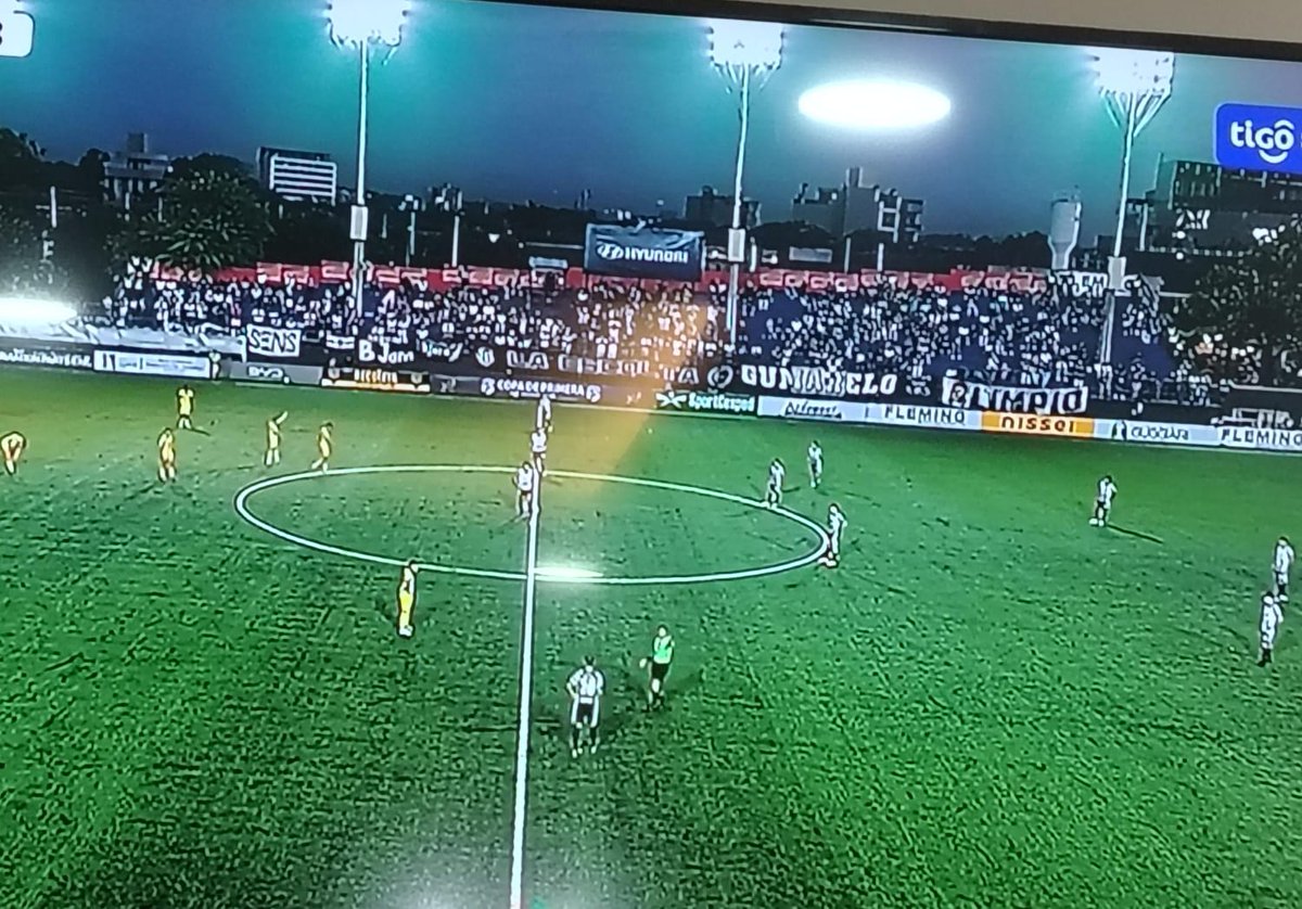 Lunes 18 hs, con lluvia y de visita.. no tienen vergüenza los jugadores y dirigentes. Juegan con la ilusión del hincha