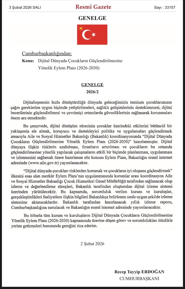MstafaKadir's tweet photo. Şimdi arkadaşlarımla konuştum ve bu bir tasarı yani taslakmış. Henüz resmiyete geçen bir şey yok fakat buradaki taslaktan anladığım kadarıyla Steam ve diğer dijital platformlara gelen oyunların her birinin raporu ve incelemesi yapılması gerekiyor Türkiye'de yayınlanması için. Eğer durum buysa bu imkansıza yakın bir şey gibi çünkü Steam'e bile yüz binlerce oyun yükleniyordur yıl içersinde. 
Metin çok genel olduğu için analizi de çok zor. 
Bu işin bana sorarsanız en oluru şöyle olur; Eğer ki olay sadece yaş kısıtlaması olacaksa bu tarz platformlara kimlik doğrulama olmadan girilmez, kimlik doğrulaması sonucu da "mağazada arama yapma bölümünde" kimliğini doğrulayabildiğin yaş için sana uygun olmayan oyunlar dışında oyun göremezsin. Mesela 10 yaşındaki bir çocuk GTA 6'yı satın alamazken, 18 yaşında bir genç için böyle bir sınır/kısıt olmaz. Her kimlikle de tek bir tane Steam hesabı aktif edilebilirse karar gayet işleyebilir. Ama iş BTK'nın "GTA'da silah var yasak, Sims'te öpüşmek var yasak" gibi karar vereceği noktalara gelirse o zaman oynayabileceğimiz tekbir oyun bile bulamayız.