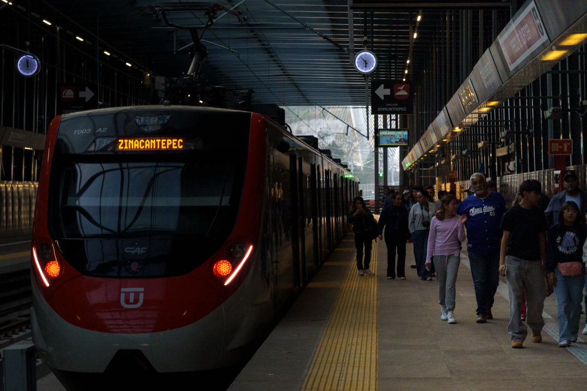 El_Universal_Mx's tweet photo. 🚆 Tras más de 10 años, este lunes el Tren Interurbano México-Toluca, "El Insurgente" brinda servicio en su totalidad desde Zinacantepec, en el Edomex, hasta Observatorio, en la CDMX.

🇲🇽 La presidenta Claudia Sheinbaum inauguró por la mañana las estaciones Observatorio y Vasco de Quiroga.

📸 #FOTOS: Osmar Alvarado | EL UNIVERSAL