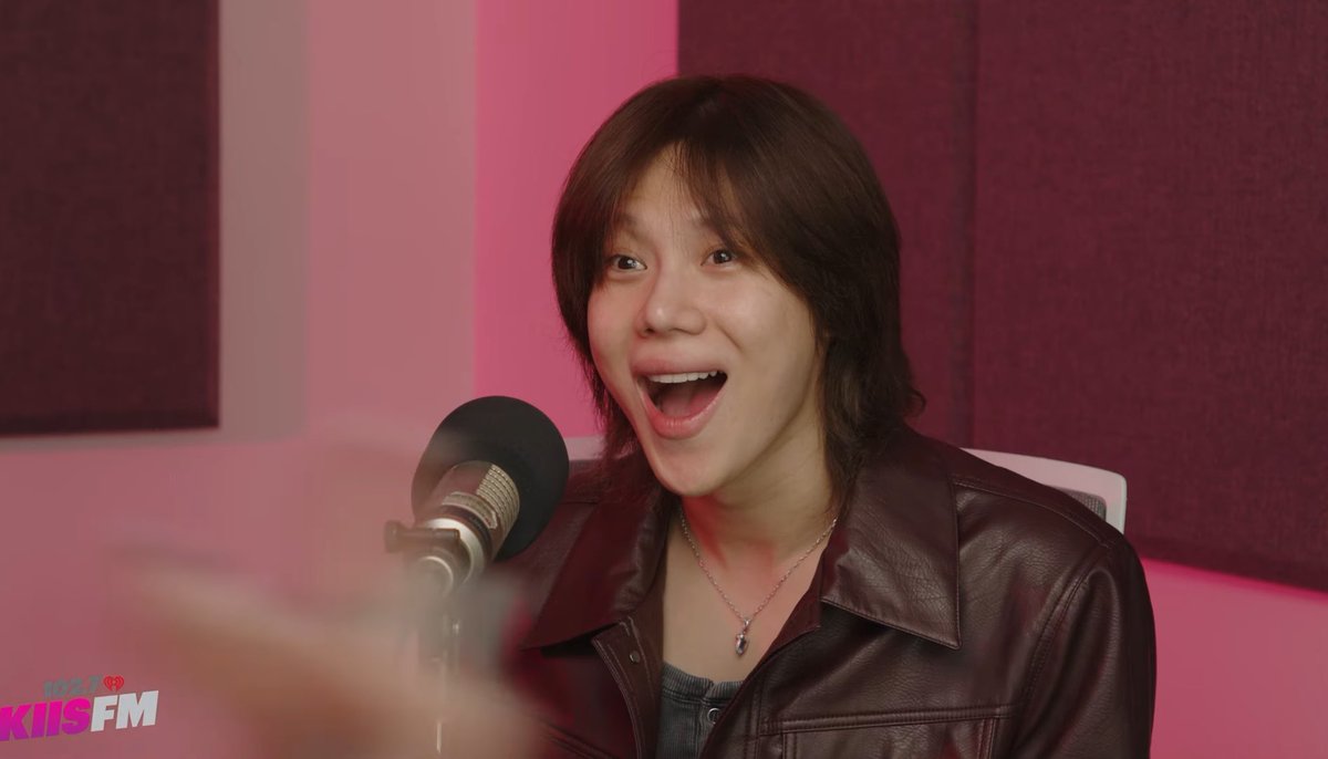 HIS FACE WHEN THE INTERVIEWER TOLD HIM HE MET MICHAEL JACKSON IN NEVERLAND AND HAD A CAKE FIGHT WITH HIM 😭😭😭😭😭😭😭😭 #TAEMJ