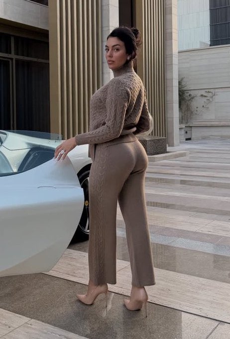 اقصر قصة عن تناقض النظام في السعودية 

جورجينا تجاوزت كل حدود الذوق العام وانظمة هيئة الاعلام ولا احد يقدر يقول لها شيء
(عشانها اجنبية )

كرستيانو تمرد على صندوق الاستثمارات السعودي التابع لولي العهد واضرب وفضحهم على مستوى العالم ولا احد قال له شيء 
(عشانه اجنبي)